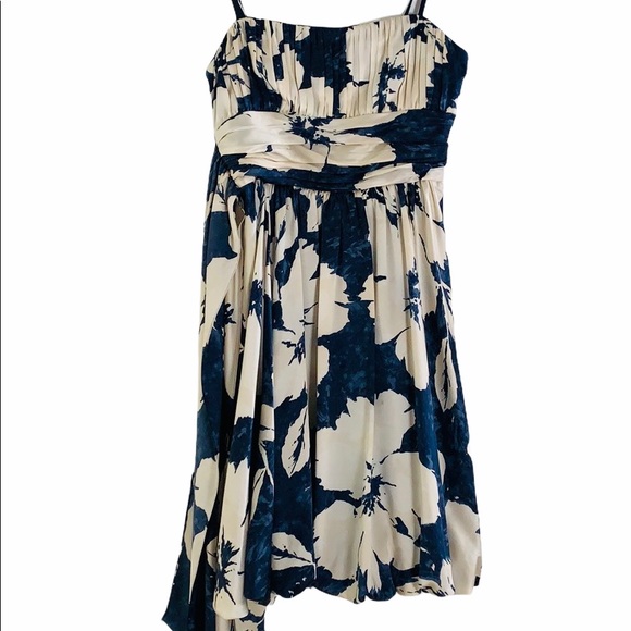 BCBGMaxAzria Dresses & Skirts - BCBGMaxAzria Size 6 Blue Floral Strapless Dress